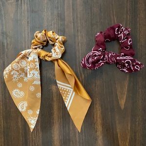 2 Scrunchies